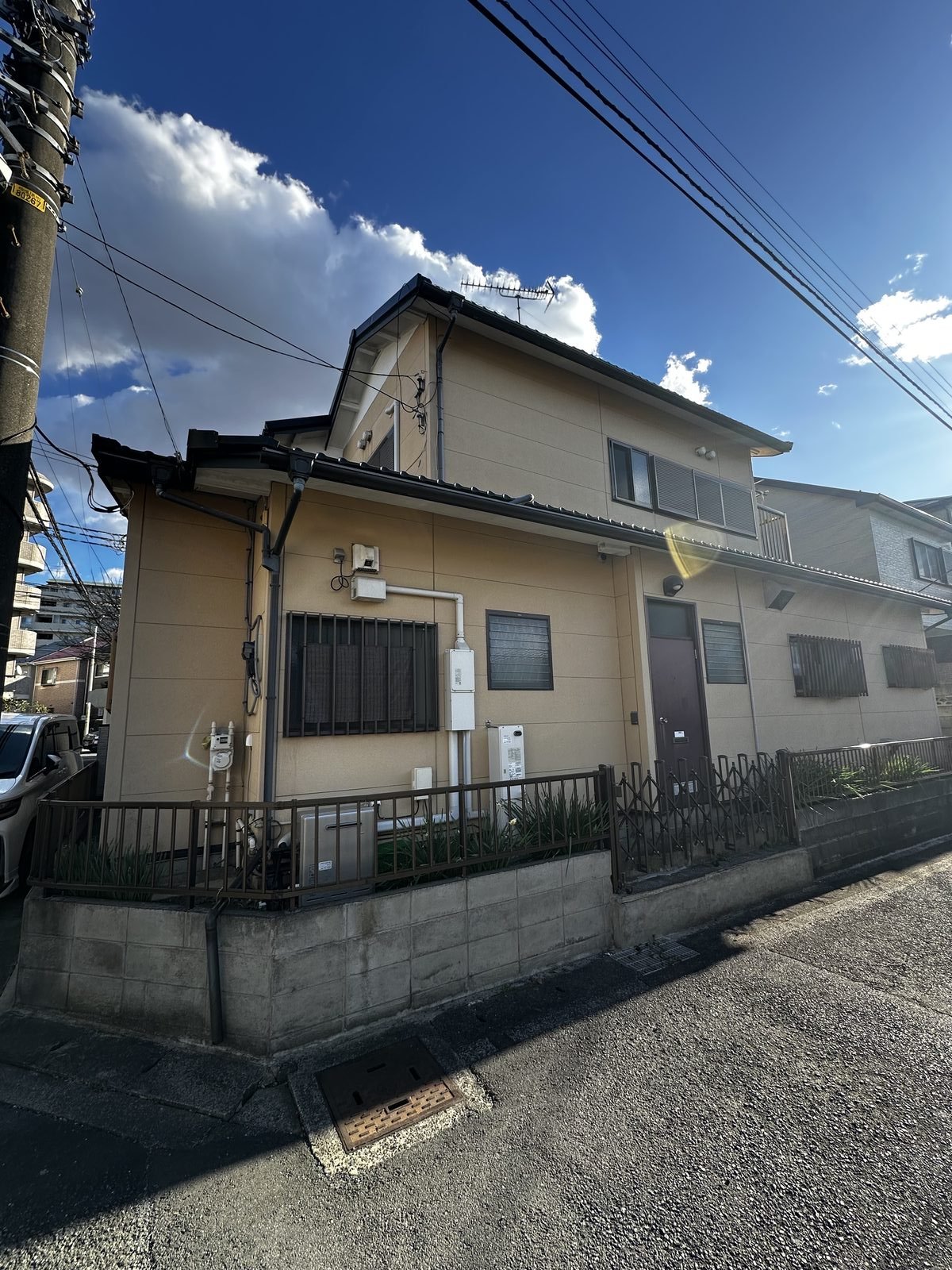 接道と外観を確認している戸建の写真
