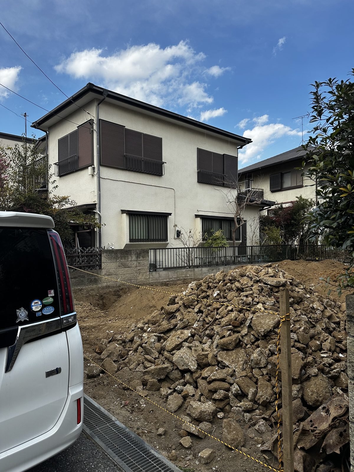 解体・整地を進めている敷地を確認している写真