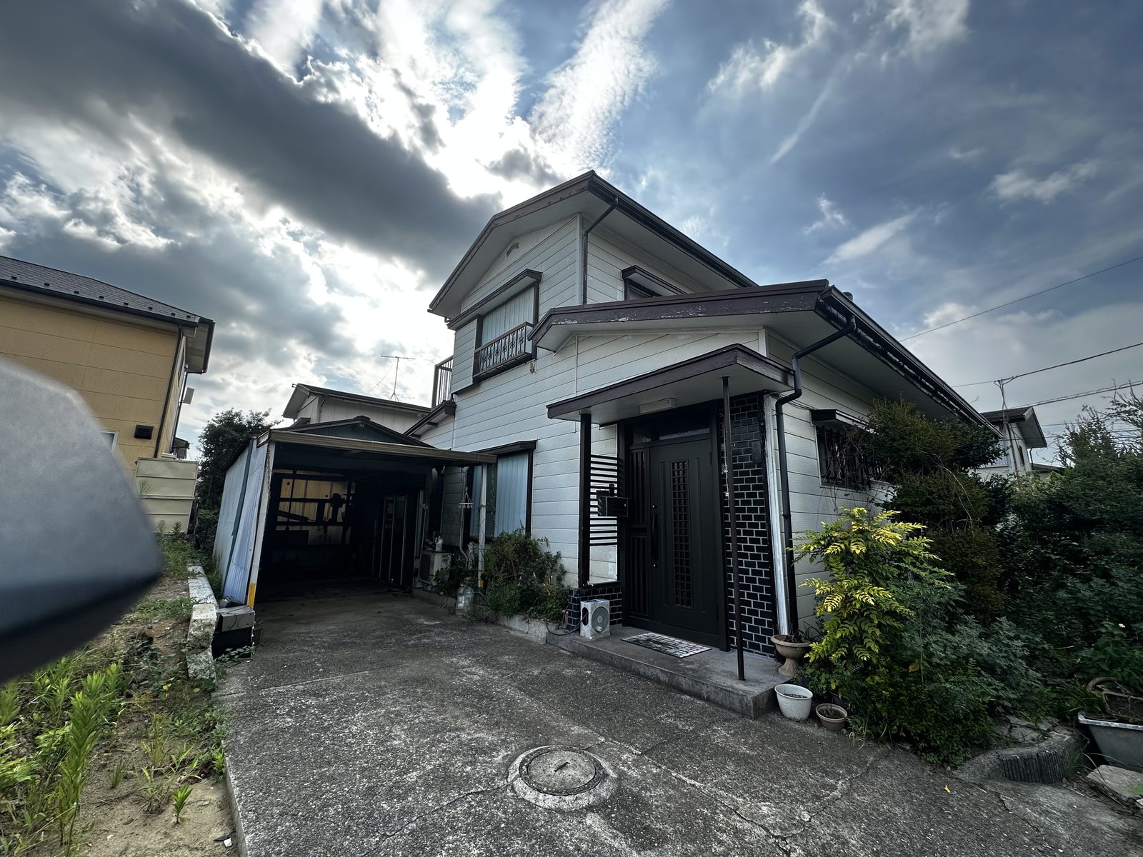 誰も住まなくなった実家を想起させる一戸建ての外観写真
